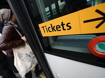 In Berlin wird offenbar ernsthaft über einen kostenlosen öffentlichen Personennahverkehr  nachgedacht. Tickets würden dann überflüssig. Fraglich nur, wer für die Kosten aufkommt. Ch. Schmidt/dpa