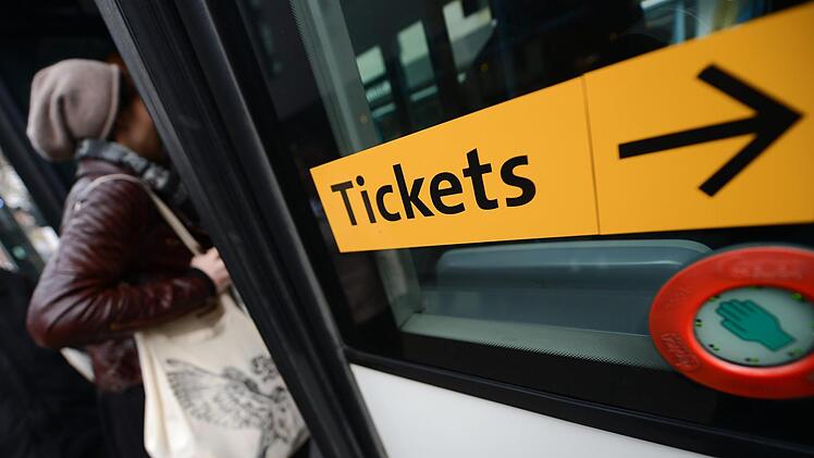 In Berlin wird offenbar ernsthaft über einen kostenlosen öffentlichen Personennahverkehr  nachgedacht. Tickets würden dann überflüssig. Fraglich nur, wer für die Kosten aufkommt. Ch. Schmidt/dpa