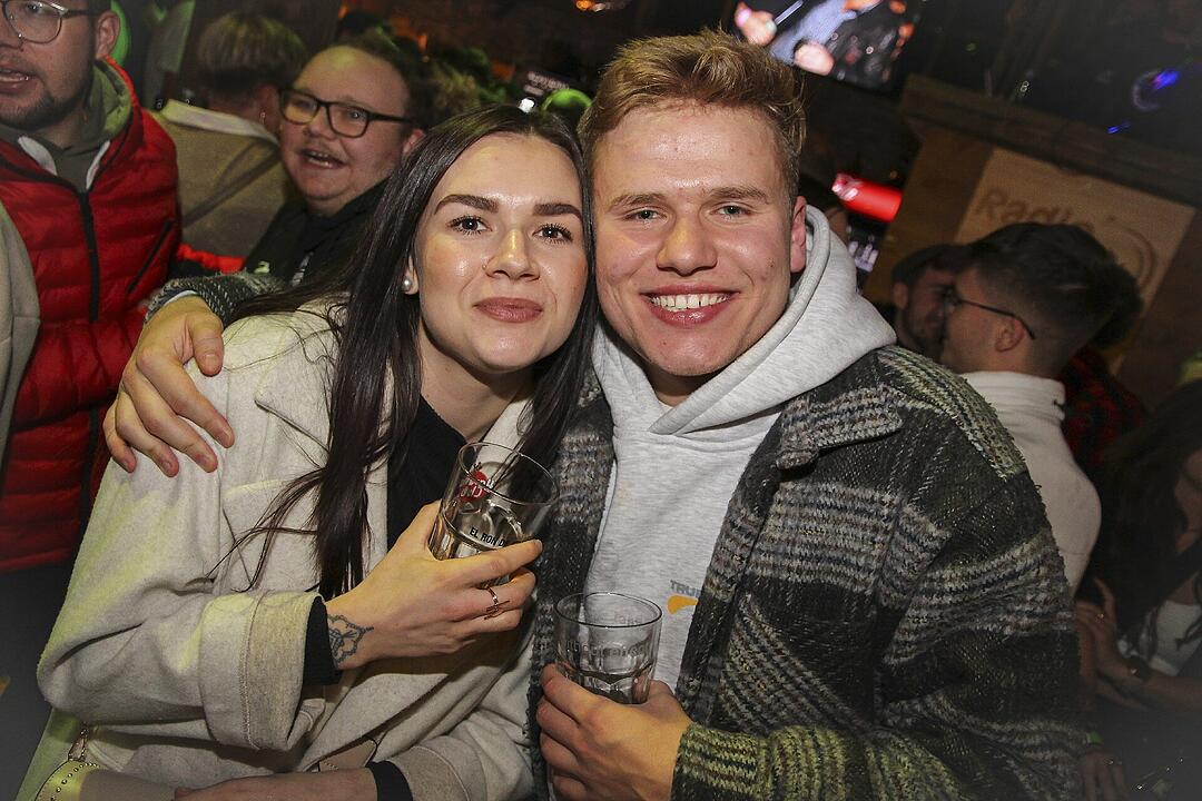 Beste Partystimmung bei voller Hütte.