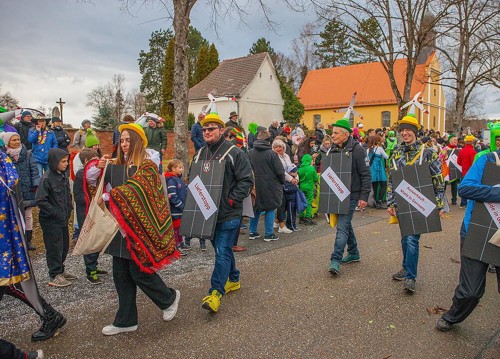 Tausende Narren und Närrinnen feierten auf der Straße
