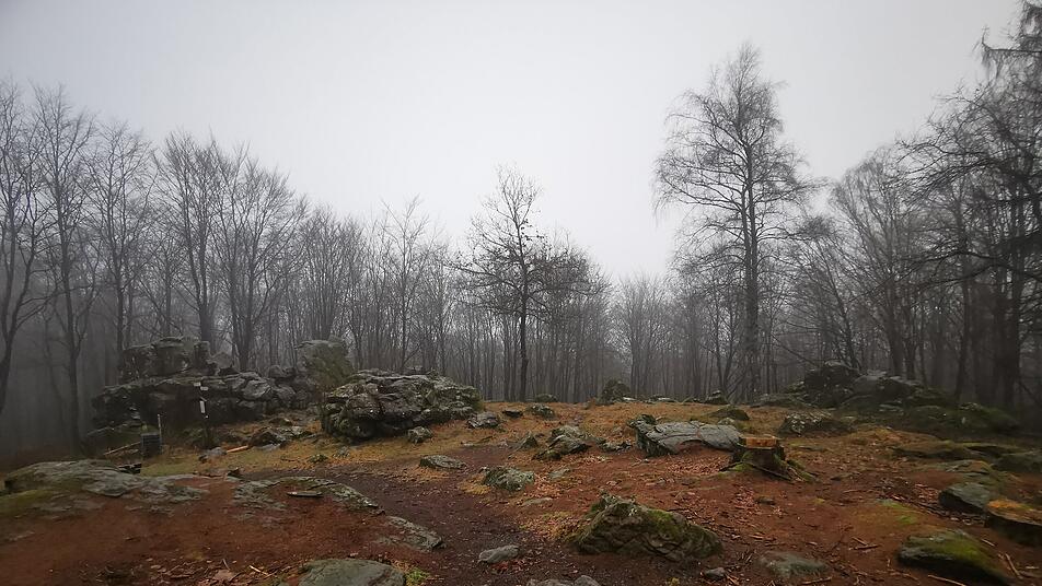 Überall ragen die Basaltbrocken aus der Erde