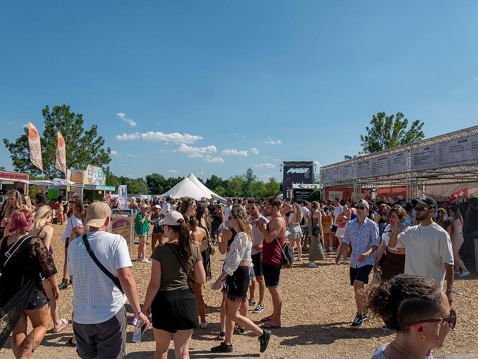 Mit internationalen und nationalen Live-Acts!