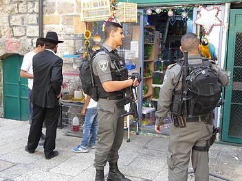 Alltag nicht nur in Jerusalem: Das Militär ist überall präsent. Foto: irfe