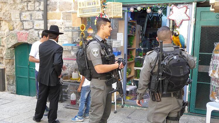 Alltag nicht nur in Jerusalem: Das Militär ist überall präsent. Foto: irfe