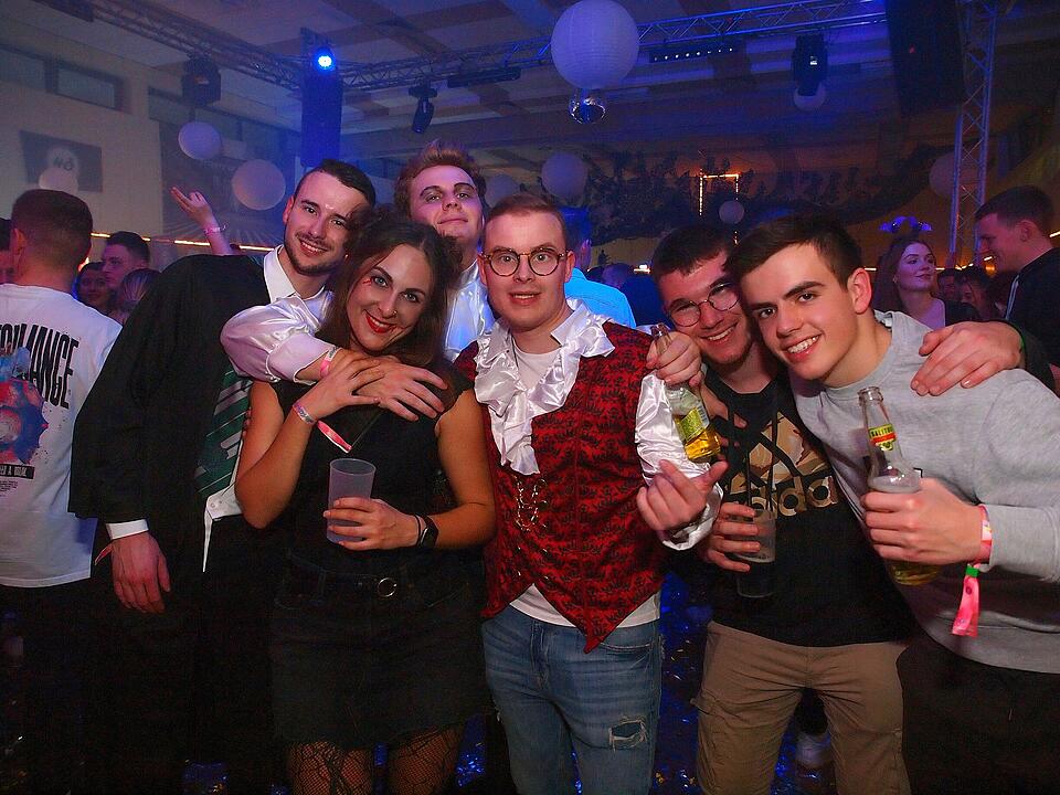 Viele verkleidete Besucher*innen feierten in Oberthulba