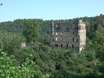 Die imposante Burgruine Balduinseck erscheint auf der Wanderung über den Masdascher Burgherrenweg im Wald.