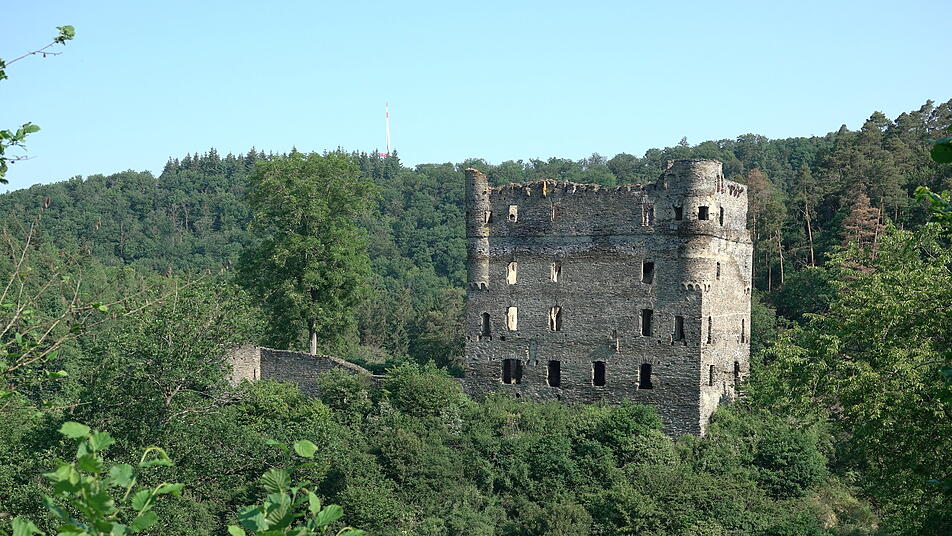 Die imposante Burgruine Balduinseck erscheint auf der Wanderung über den Masdascher Burgherrenweg im Wald.