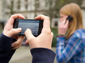 SMS schreiben und telefonieren auf dem Schulhof? Es gibt Befürworter und Gegner gleichermaßen.  Sebastian Kahnert/dpa