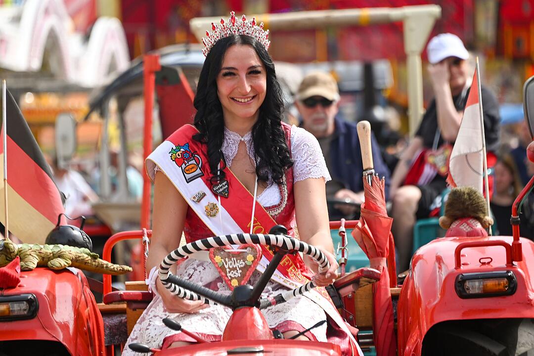 Nürnberger Frühlingsfest mit Rekordbesuch: 85 historische Traktoren auf Rundfahrt