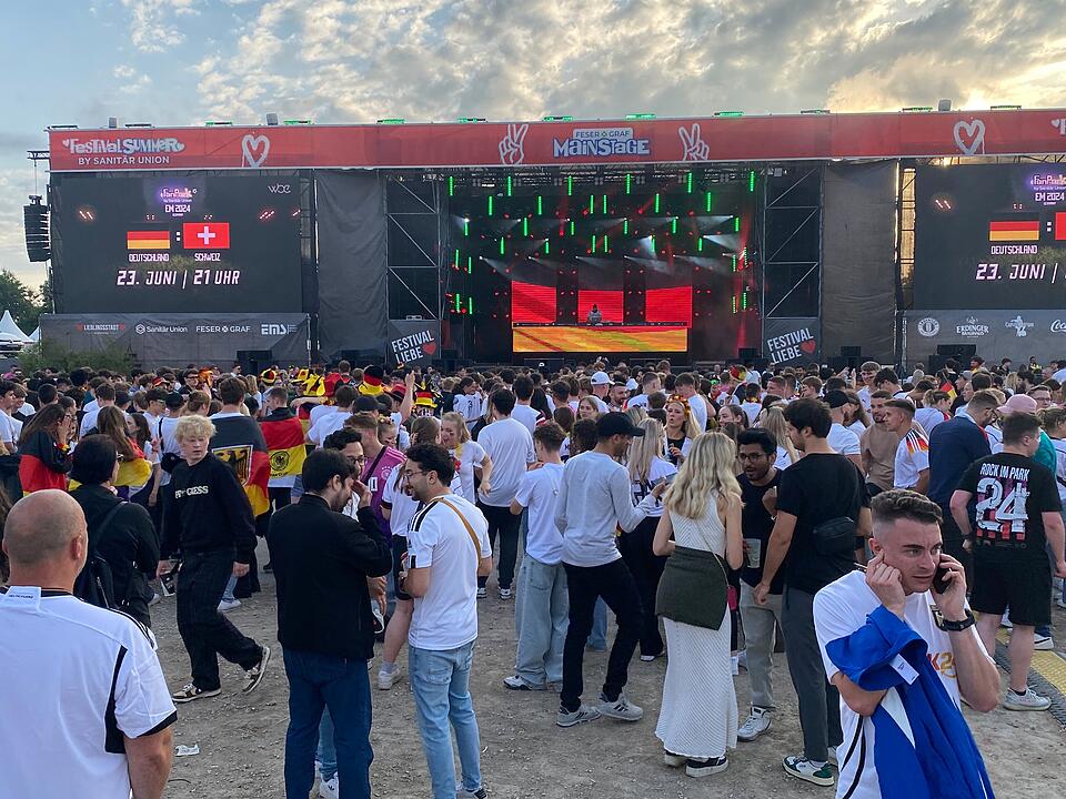 Deutschland steht im Achtelfinale und Nürnberger Fans feiern ausgelassen