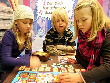 Beim gemeinsamen Spielen haben die Kinder nicht nur Spaß sondern schulen auch ihre Reaktionszeit und ihre Aufmerksamtkeit. Symbolbild: Roland Weihrauch dpa/lnw