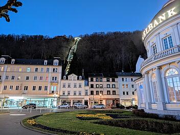 Die Kurwaldbahn schlängelt sich den Berg bis auf die Bismarckhöhe Bad Ems empor.