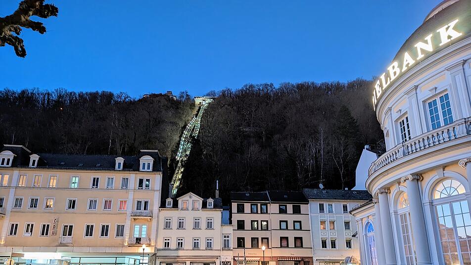 Die Kurwaldbahn schlängelt sich den Berg bis auf die Bismarckhöhe Bad Ems empor.