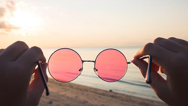 Verliebte sehen die Welt oft durch eine rosarote Brille.