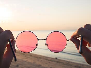 Verliebte sehen die Welt oft durch eine rosarote Brille.