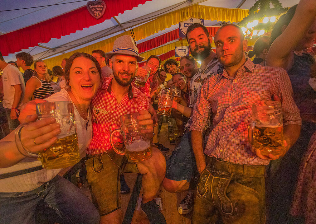 Musik im Festzelt gab es mit der Band "KLOSTERGOLD"