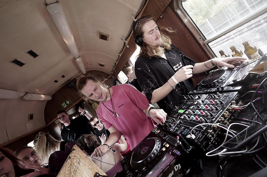 Party im Zug - Raver*innen tanzen zu Techno-Beats