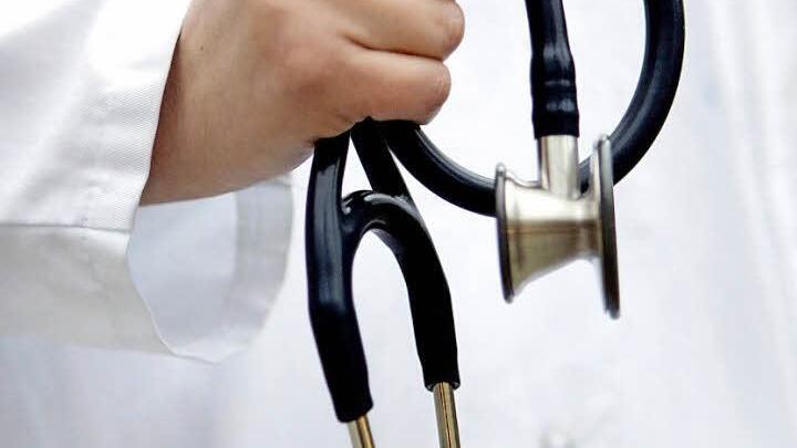 Vorteil für Privatversicherte: Der Chefarzt persönlich legt das Stethoskop an. Dafür fällt viel Papierkram wegen der Einreichung der Rechnungen zur Erstattung an und müssen Privatversicherte mit laufenden Beitragserhöhungen rechnen. Symbolfoto: Rolf Vennenbernd/dpa/Archiv