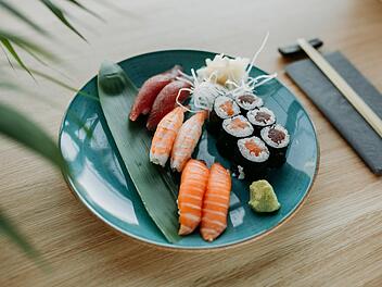 Sushi mit Tunfisch, Garnelen oder Lachs ist beliebt und lecker.