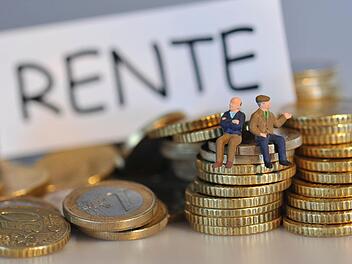 In diesem Jahr gibt es für Rentner Grund zur Freude: Die Rente wird erhöht, es gibt deutlich mehr Geld.