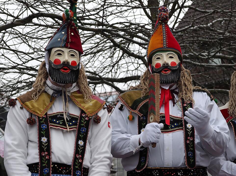 Tausende Besucher beim traditionellen Maskenumzug