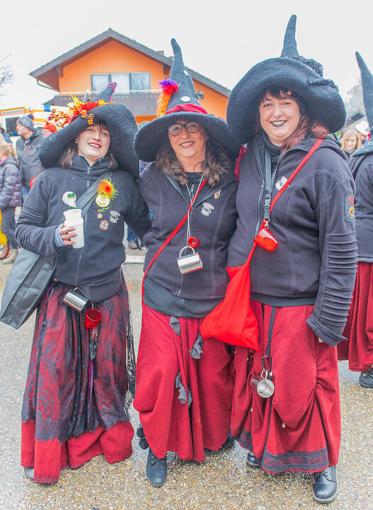 Buntes Faschingstreiben begeistert groß und klein.