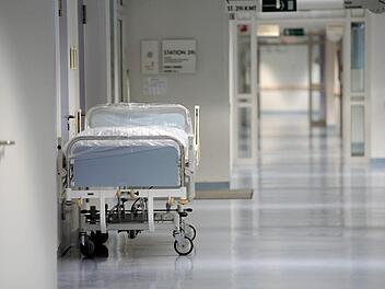 Was wird aus Bayerns Kliniken? Zwar soll ein neues Gesetz die Qualität verbessern, gleichzeitig ist aber die Existenz kleinerer Häuser bedroht, fürchten Experten. Foto: Britta Pedersen, dpa