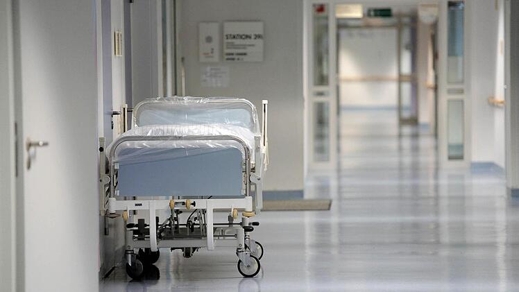 Was wird aus Bayerns Kliniken? Zwar soll ein neues Gesetz die Qualität verbessern, gleichzeitig ist aber die Existenz kleinerer Häuser bedroht, fürchten Experten. Foto: Britta Pedersen, dpa