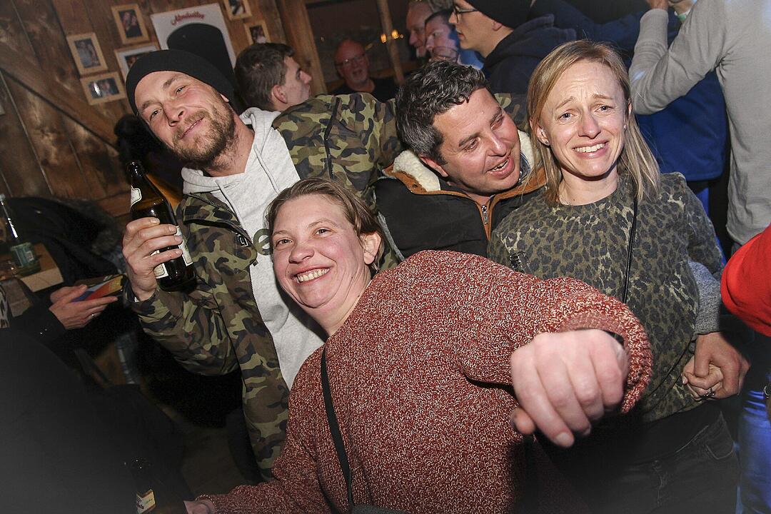 Beste Partystimmung bei voller Hütte.