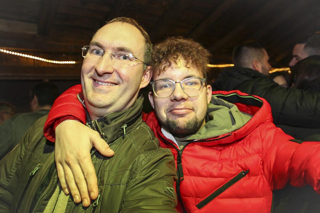 Beste Partystimmung bei voller Hütte.
