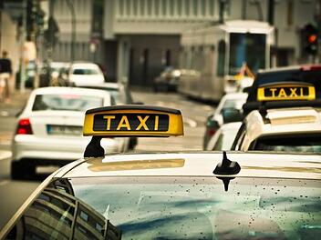 Ein blutiger Zwischenfall gibt der Polizei in Berlin Rätsel auf: Ein Mann saß mit blutendem Armstumpf in einem Taxi - von seiner Hand fehlte  jede Spur. Foto: Pixabay