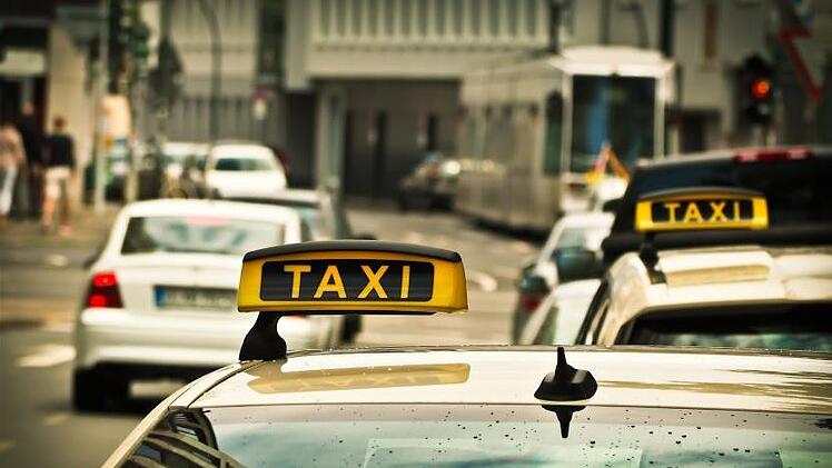 Ein blutiger Zwischenfall gibt der Polizei in Berlin Rätsel auf: Ein Mann saß mit blutendem Armstumpf in einem Taxi - von seiner Hand fehlte  jede Spur. Foto: Pixabay