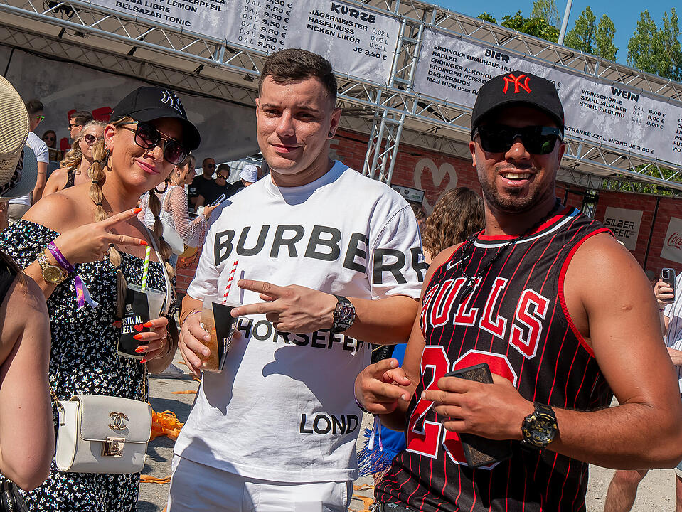 Mit internationalen und nationalen Live-Acts!