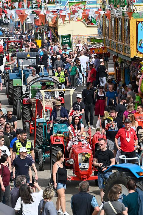 Nürnberger Frühlingsfest mit Rekordbesuch: 85 historische Traktoren auf Rundfahrt