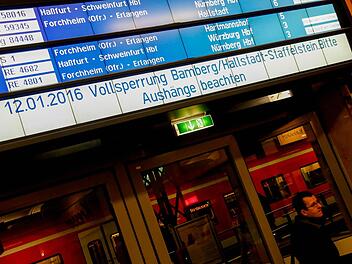 Hinweis auf die Vollsperrung der Bahnlinie zwischen Bamberg und Bad Staffelstein am Bamberger Bahnhof  Foto: Matthias Hoch