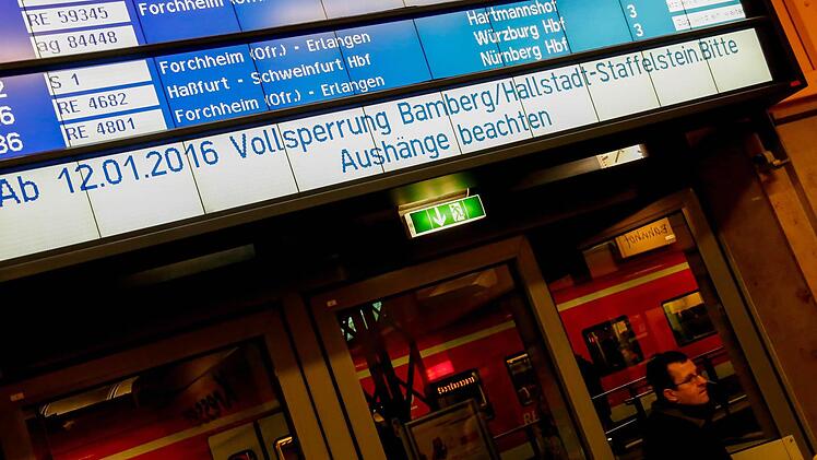 Hinweis auf die Vollsperrung der Bahnlinie zwischen Bamberg und Bad Staffelstein am Bamberger Bahnhof  Foto: Matthias Hoch
