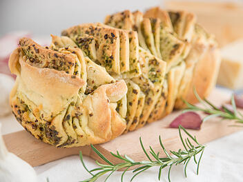 Besonders lecker, wenn es noch warm ist: Zupfbrot mit Kräutern frisch aus dem Ofen.