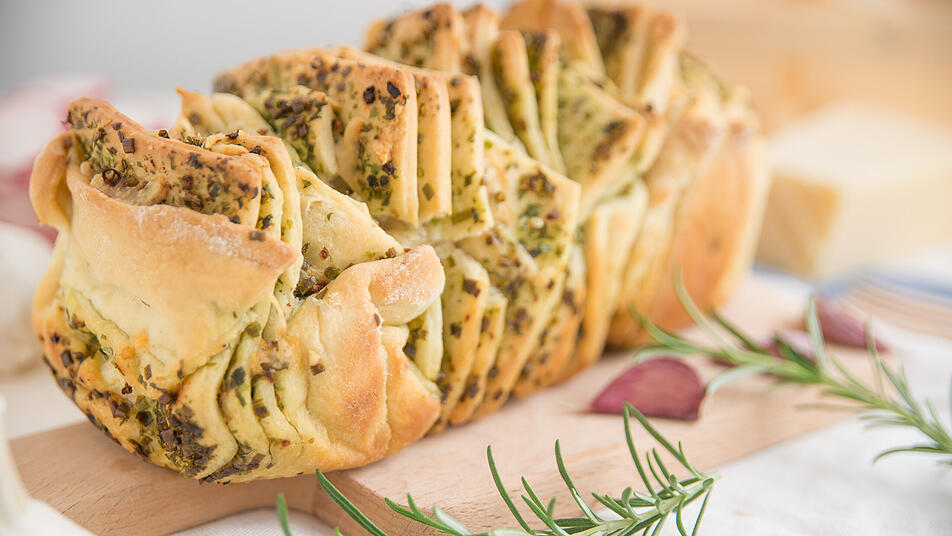 Besonders lecker, wenn es noch warm ist: Zupfbrot mit Kräutern frisch aus dem Ofen.