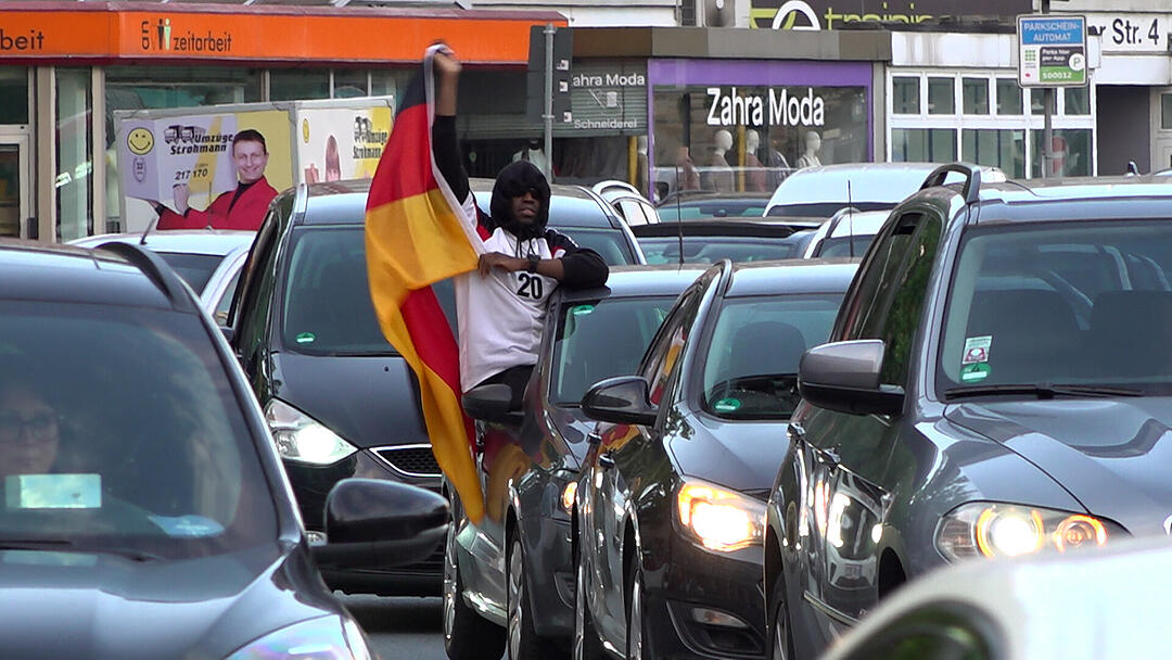 Deutschland steht im Achtelfinale und Nürnberger Fans feiern ausgelassen