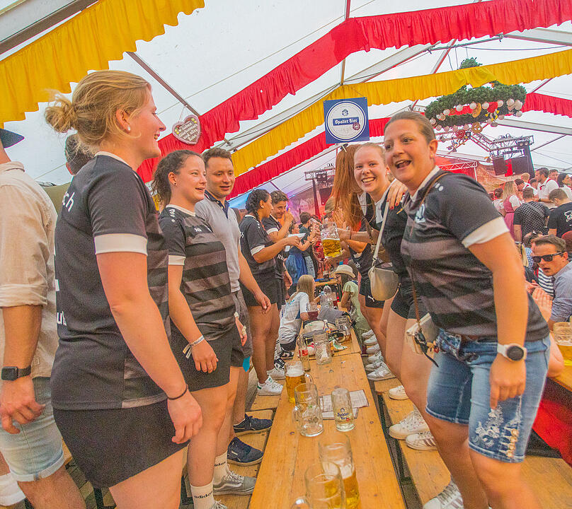 Musik im Festzelt gab es mit der Band "KLOSTERGOLD"