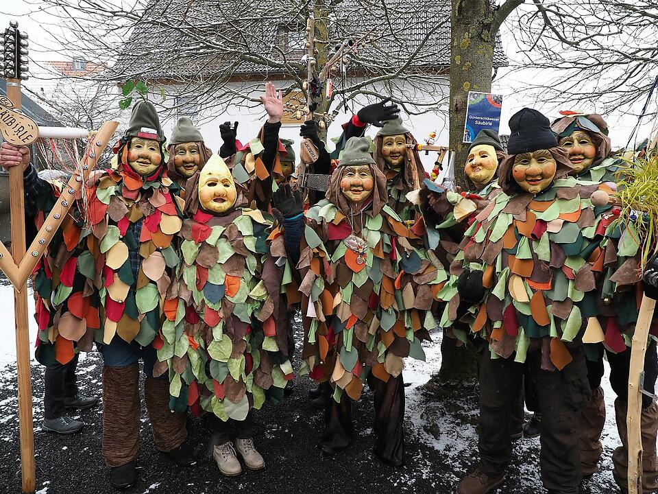 Tausende Besucher beim traditionellen Maskenumzug