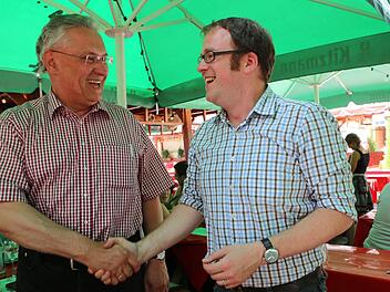Florian Janik (rechts) begrüßt den bayerischen Innenminister Joachim Herrmann auf "seiner" Bergkirchweih. Foto: Barbara Herbst