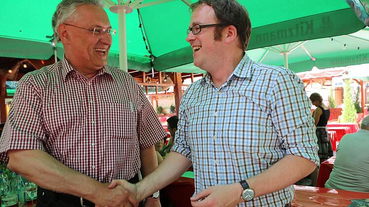 Florian Janik (rechts) begrüßt den bayerischen Innenminister Joachim Herrmann auf "seiner" Bergkirchweih. Foto: Barbara Herbst