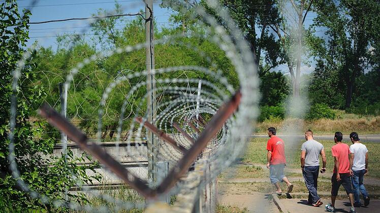 Signal der Hilflosigkeit - Ungarns Zaun gegen Flüchtlinge Foto: dpa