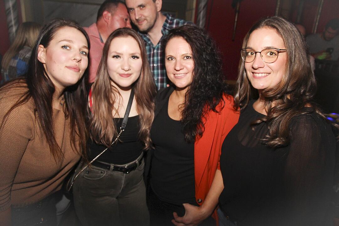 Volles Haus, erwachsene Partypeople und eine ausgelassene Feier!