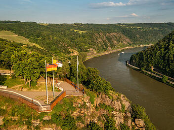 Blick auf den Rhein und den Loreley-Felsen, um den sich viele Geschichten ranken.