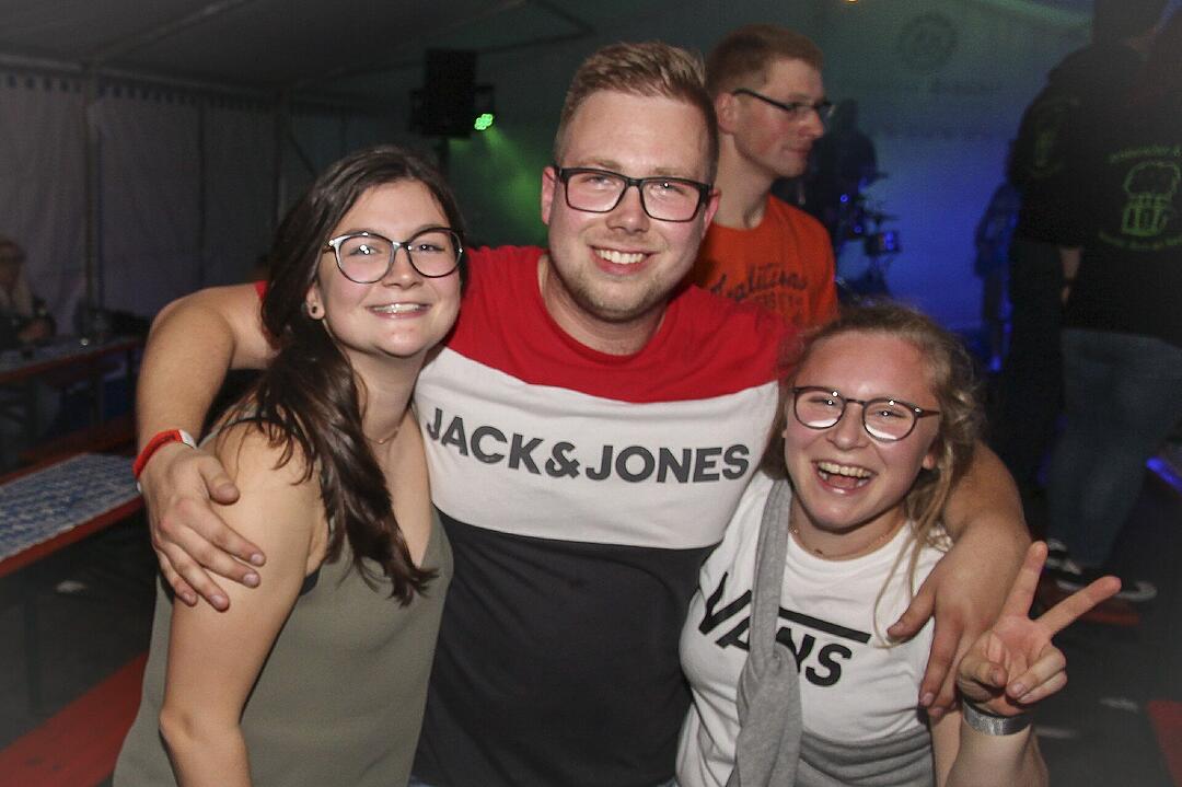 Die Landjugend Zaubach hat zum Kerwatanz eingeladen.