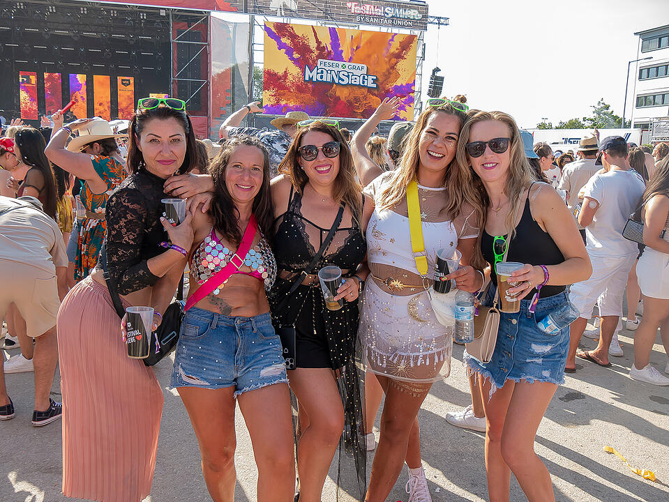 Mit internationalen und nationalen Live-Acts!