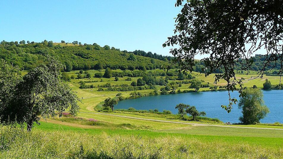 Kreisrund und tiefblau - so zeigen sich die Augen der Eifel, die Maare.