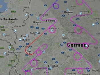 Ein Airbus A380 zeichnete mit seiner Flugroute einen Weihnachtsbaum über Deutschland. Bild: Twitter / Flightradar24